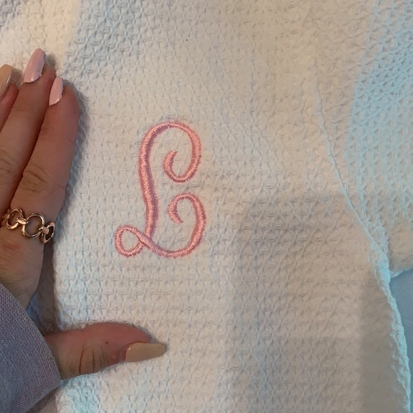 Girls monogrammed pink “L” white robe size S - Picture 2 of 4